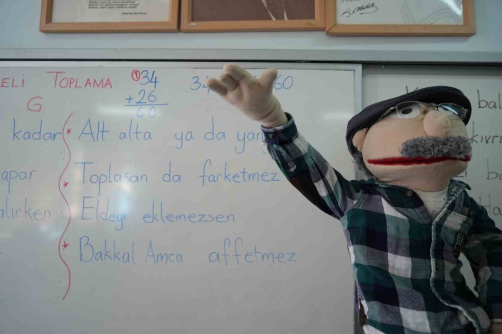 Die Klassenlehrerin unterrichtet mit einer Puppe namens ‘Bakkal Amca’.