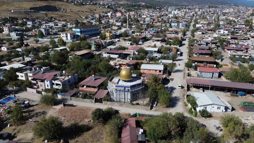 Die Moschee in Hatay, die mit ihrer goldenen Kuppel und den Fliesen an die Al-Aqsa-Moschee erinnert, begeistert.