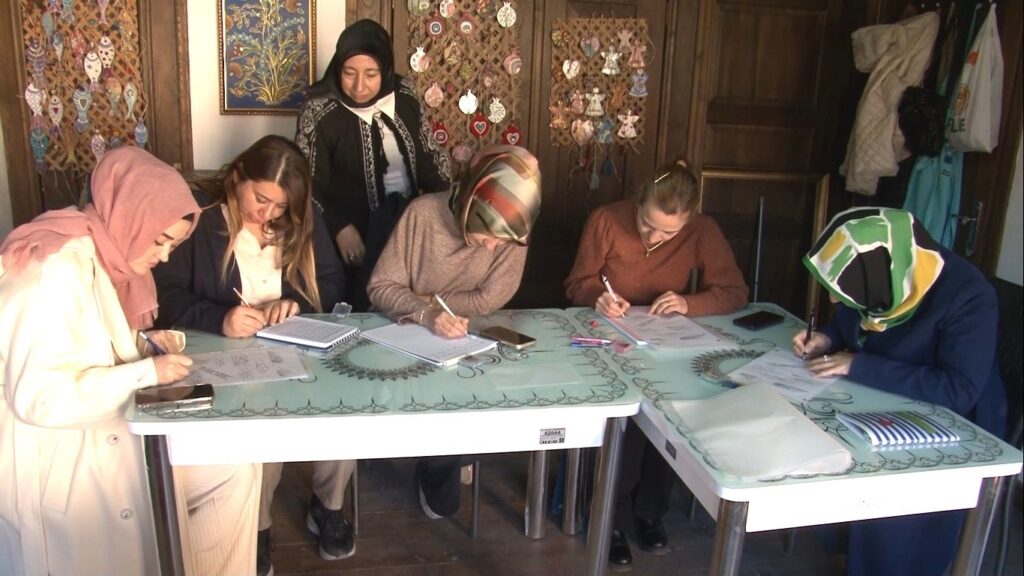 Die traditionelle Kalemişi-Kunst wird in Kütahya zum Leben erweckt.