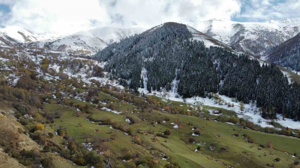 Herbst- und Winterlandschaften in Artvin in einem Bild