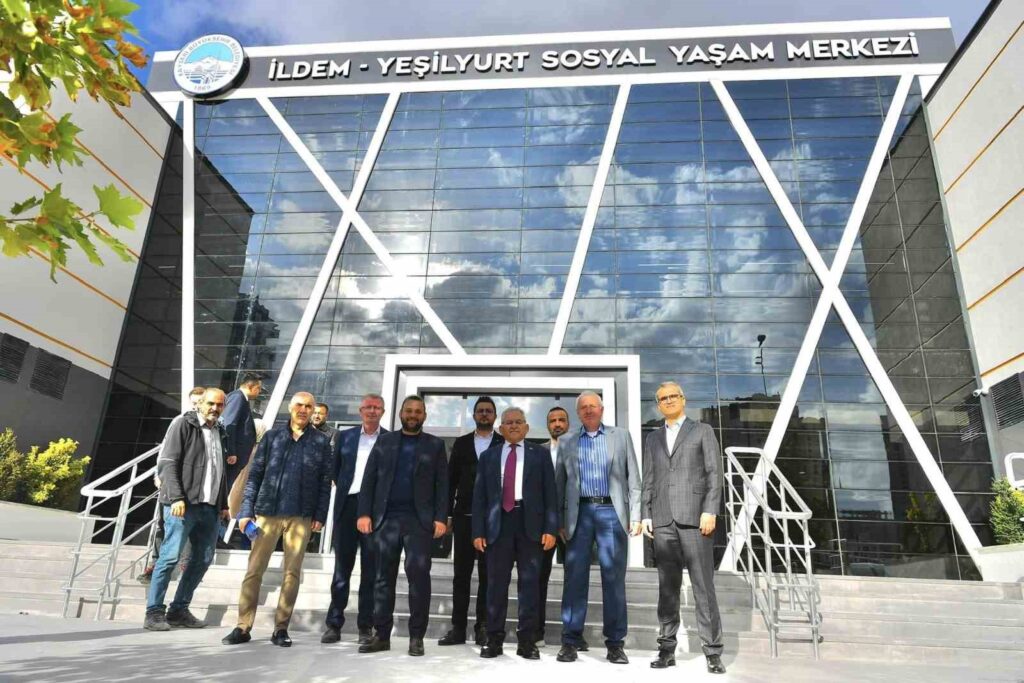 Präsident Büyükkılıç hat das kurz vor der Eröffnung stehende Soziallebenszentrum İldem-Yeşilyurt untersucht.