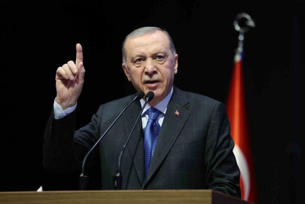 Präsident Erdoğan: “Diejenigen, die die Kinder des Volkes unter dem Vorwand von Dienst und Unterstützung zu Mankurtisieren versuchen, haben ein Ende wie andere menschenähnliche Ungeheuer in der Geschichte erlitten, und das ist ein ehrloser Tod.”