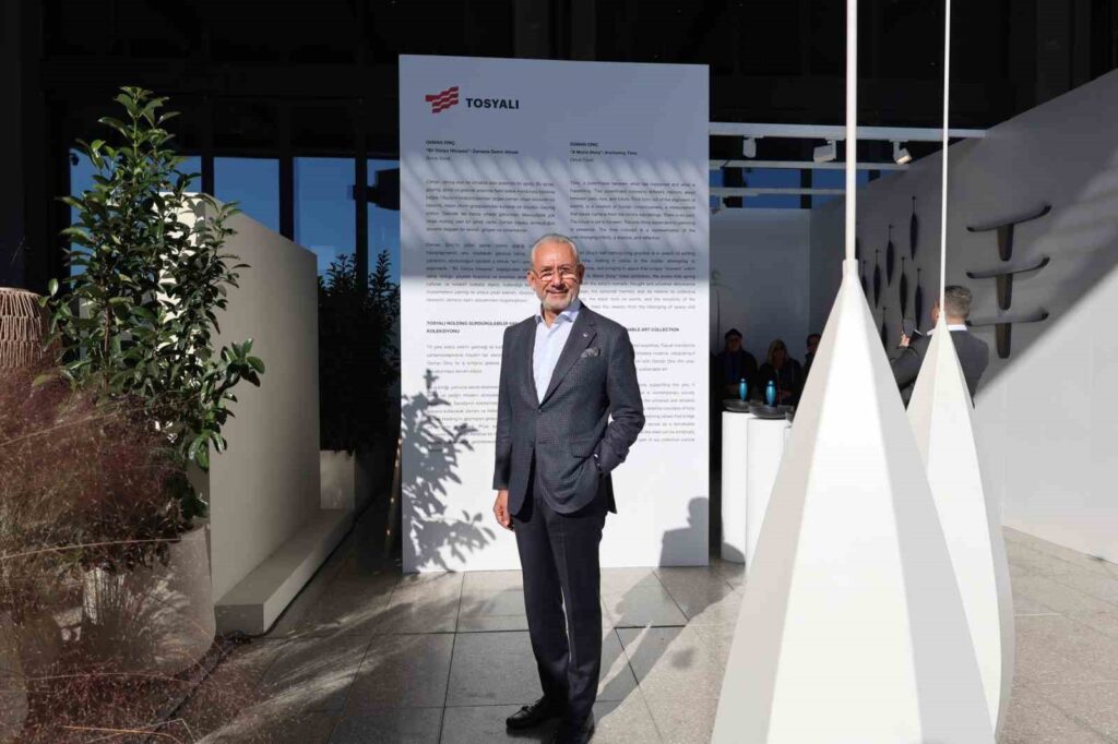Tosyalı, mit seiner Unterstützung die Ausstellung “Eine Weltgeschichte”, die Stahl in Kunst verwandelt, auf der Contemporary Istanbul.