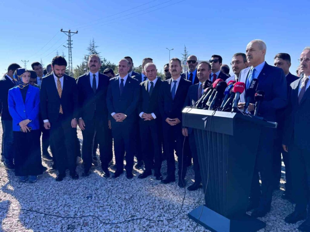Vizepräsident Yılmaz und der Präsident der Großen Nationalversammlung der Türkei Kurtulmuş senden eine Botschaft der “nationalen Einheit” bei TUSAŞ.