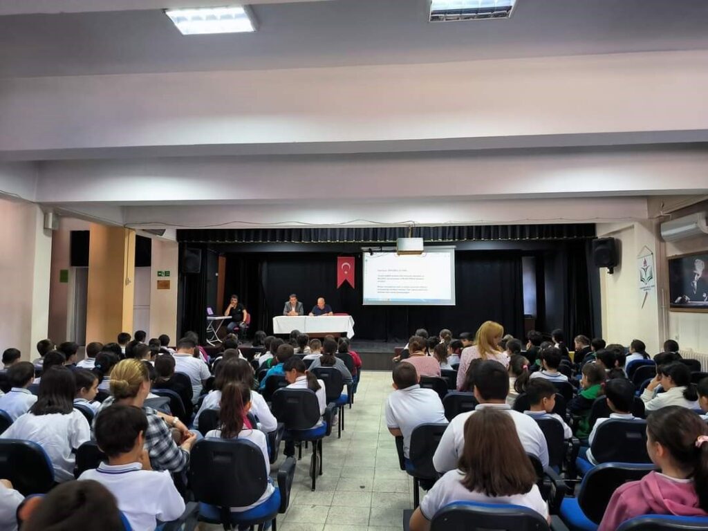 An der Eskişehir Orgeneral Halil Sözer Mittelschule fand ein Bildungseminar zum Thema ‘Medienkompetenz’ statt.