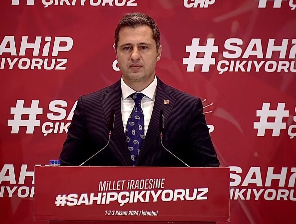 CHP-Sprecher Yücel: “Lütfü Savaş, der Bürgermeister der Metropolgemeinde Hatay war, wurde mit dem Antrag auf Ausschluss aus der Partei disziplinarisch verwiesen.”