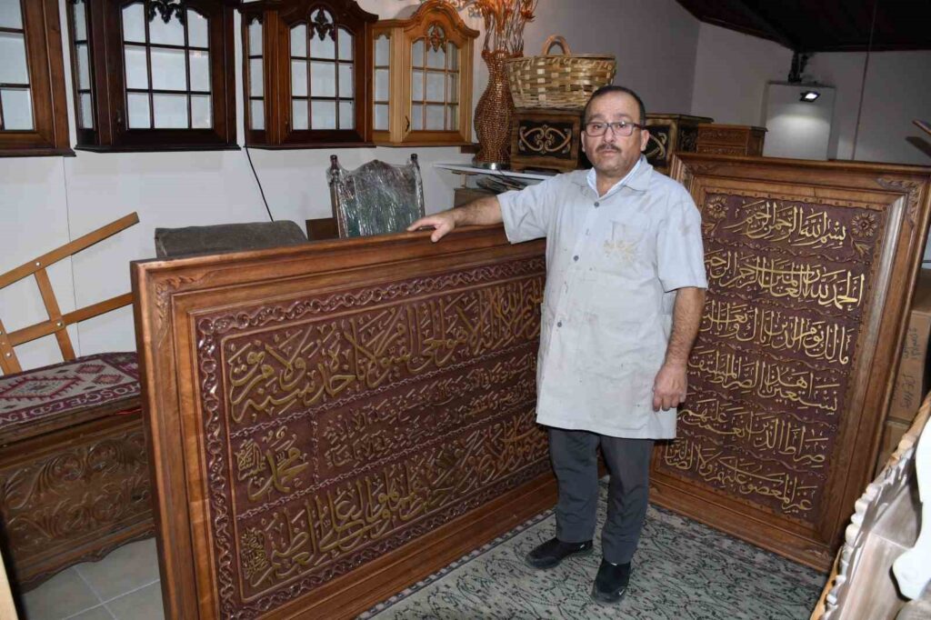 Die Kunst der Holzschnitzerei, die zu den verlorenen Berufen gehört, versucht er mit eigenen Mitteln am Leben zu erhalten.