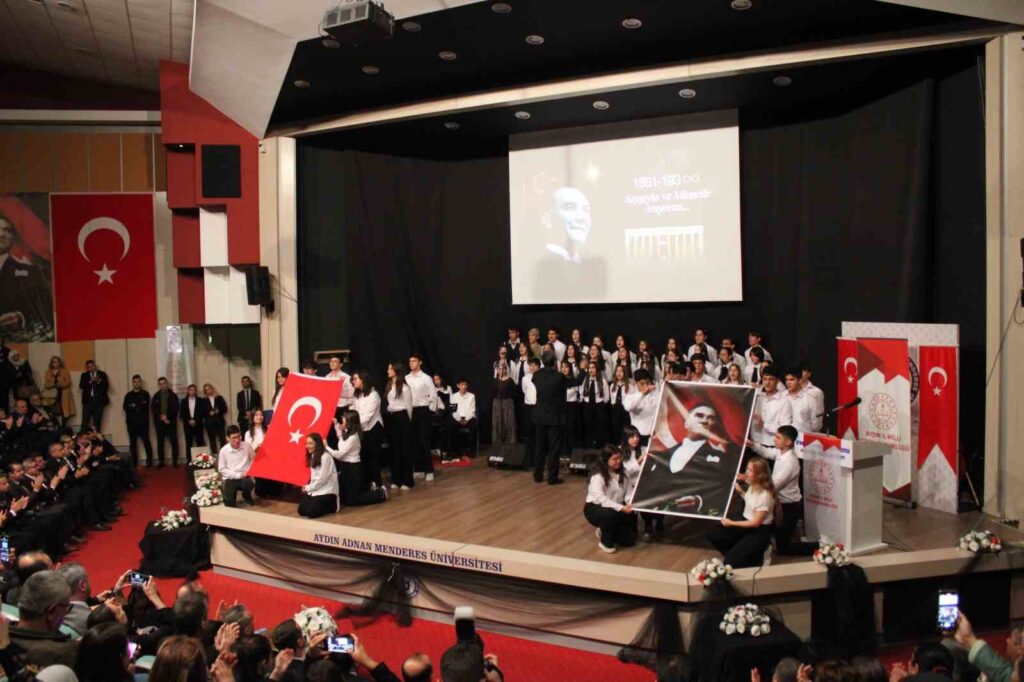 Die Schüler wurden mit stehenden Ovationen für die ‘Atatürk-Oper’ gefeiert.