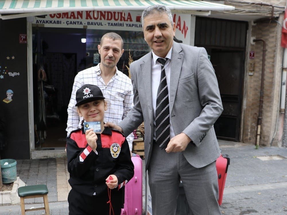 A la niña Elif de 9 años de edad en Bandırma se le otorgó el título honorífico de Detective de Tráfico