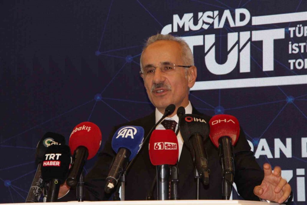 Avrupa’nın en büyük doğal limanı olan Trabzon, son yıllarda turizmde önemli bir yükseliş yaşamaktadır. Karadeniz’in incisi olarak bilinen Trabzon, tarihi ve doğal güzellikleriyle ziyaretçilerine benzersiz bir deneyim sunmaktadır. Trabzon’un turizm potansiyelini artıran en önemli faktörlerden biri de