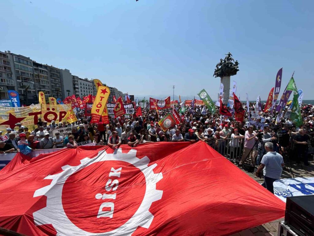 Celebración del 1 de mayo en la Plaza de Gündoğdu en Esmirna.