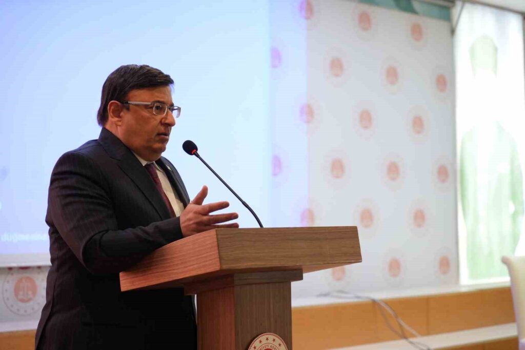 Conferencia de colaboración entre la Facultad de Derecho y el Colegio de Abogados en Samsun