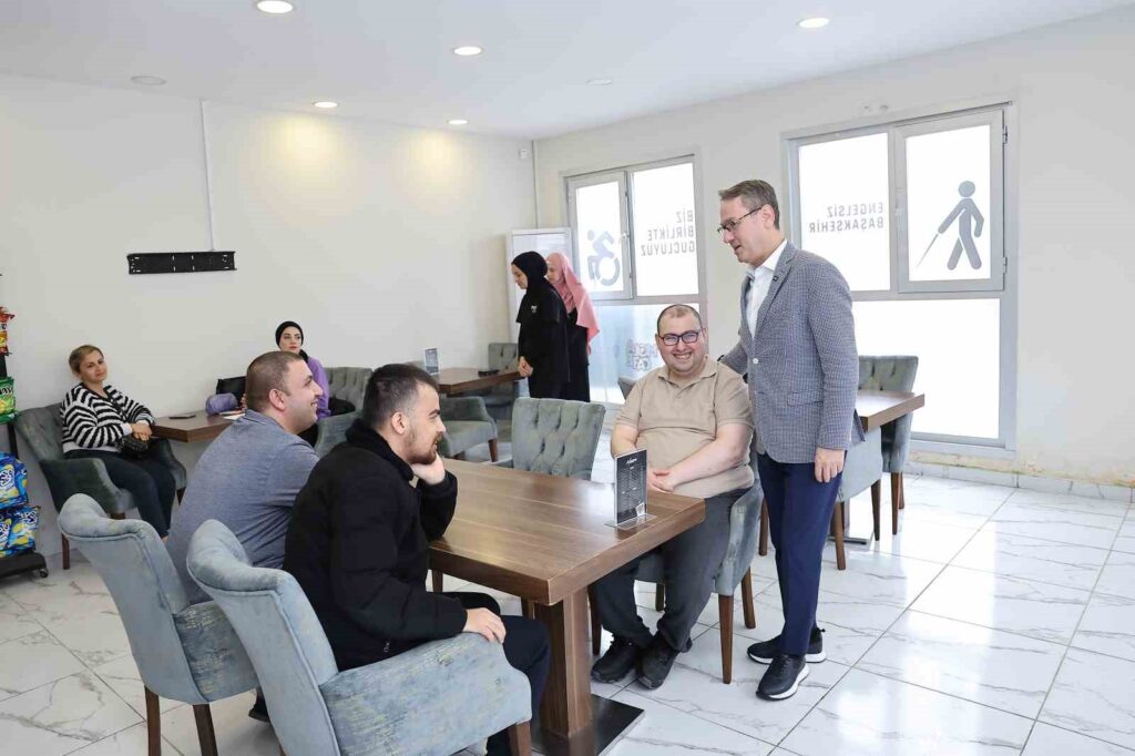 El alcalde de Başakşehir, Yasin Kartoğlu, se reunió con niños con discapacidades en la Semana de los Discapacitados