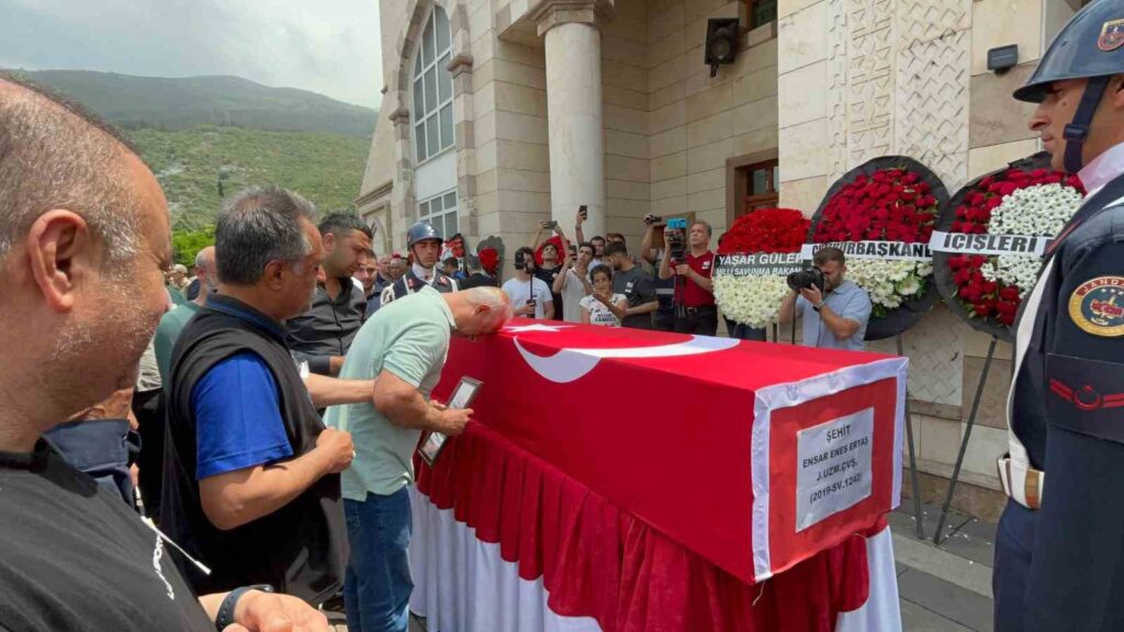 El Especialista en Jandarma Mártir, Uzman Çavuş Ensar Enes Ertaş, fue despedido en su último viaje en Hatay