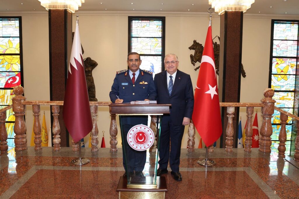 El Ministro de Defensa Nacional, Yaşar Güler, recibió al Jefe del Estado Mayor de Catar, Salem Bin Hamad Al-Nabet