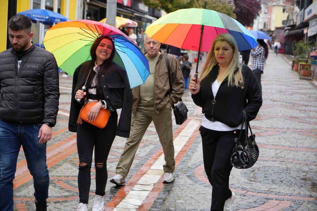 En Edirne, las fuertes lluvias han afectado negativamente la vida. Se han producido inundaciones y desbordamientos en toda la ciudad. Mientras que algunas casas y negocios sufrieron inundaciones, las calles también quedaron bajo el agua. Los equipos de bomberos y los trabajadores municipales continú