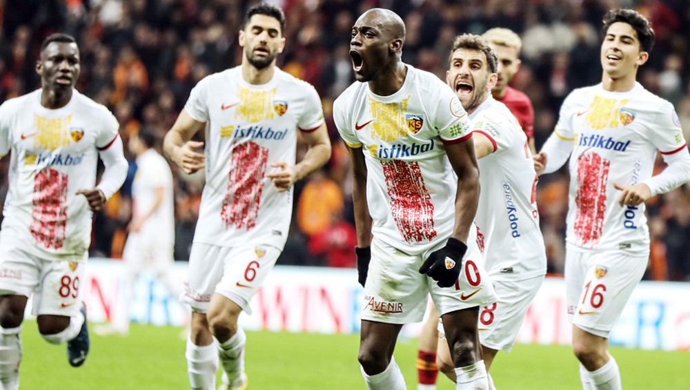 En el Kayserispor, 33 jugadores jugaron en 38 partidos
