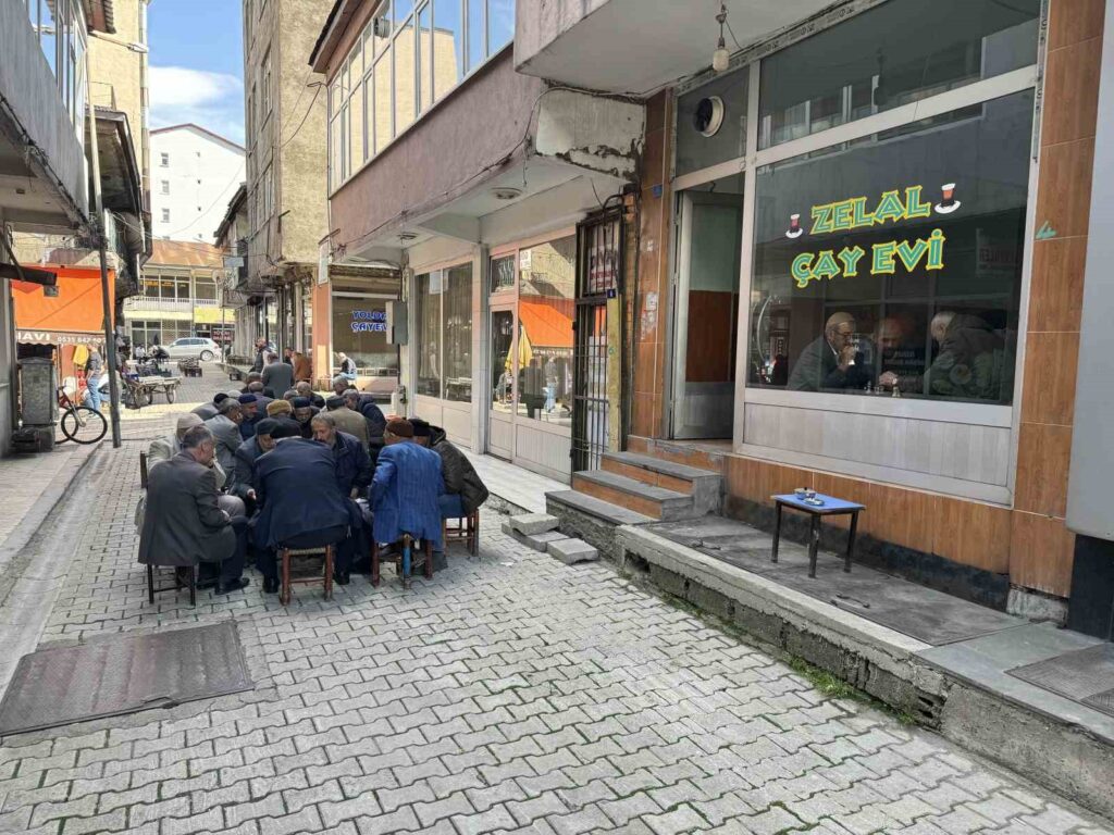 En la Casa de Té Zelal en Bitlis, se reúnen ciudadanos apasionados por el ajedrez y las damas