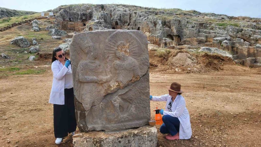 Estelas de 2.100 años trasladadas de la Montaña Kımıl a la antigua ciudad de Perre
