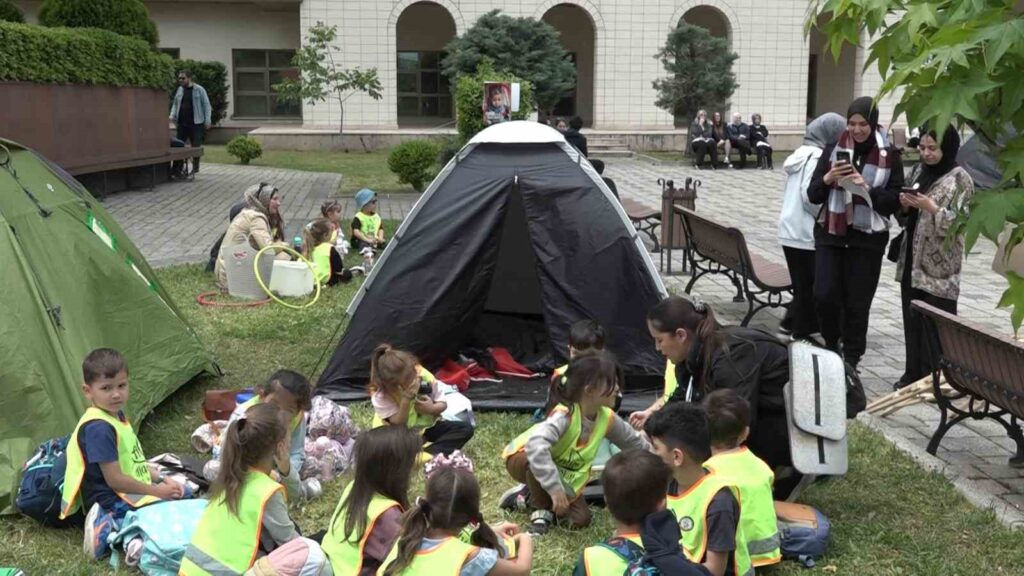 Estudiantes de la Universidad Técnica de Bursa recibieron a pequeños visitantes en la protesta de Palestina
