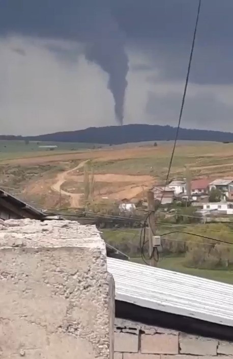 Impresionante video de un tornado grabado en el distrito de Gemerek en Sivas