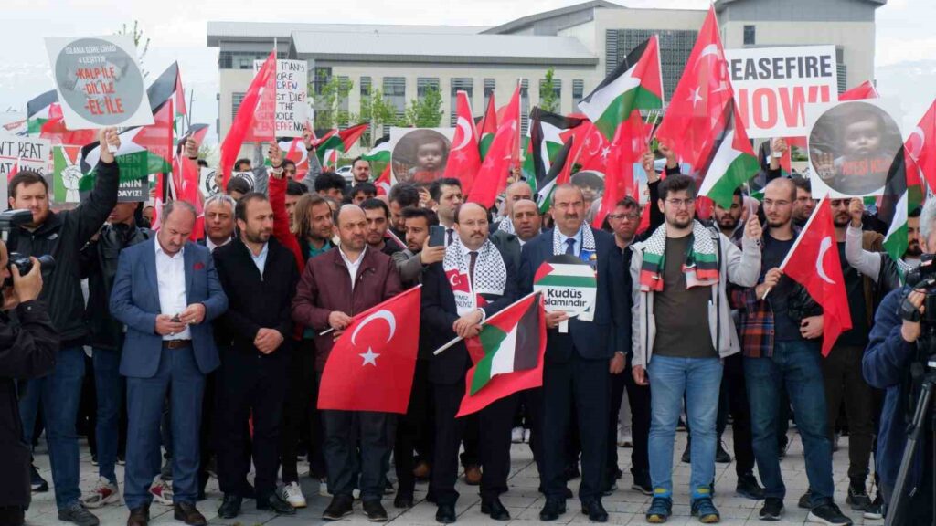 Los estudiantes de la Universidad Técnica de Erzurum realizaron una marcha en apoyo a Palestina.