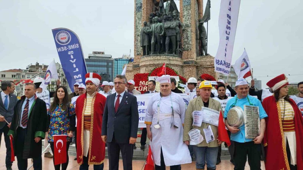 Los miembros de SİME-SEN celebraron el 1 de mayo en la Plaza Taksim.