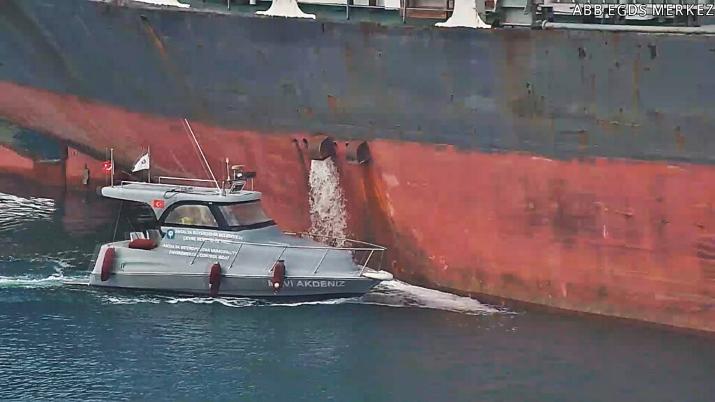 Multan con 91 millones de liras a 42 barcos que contaminan el mar