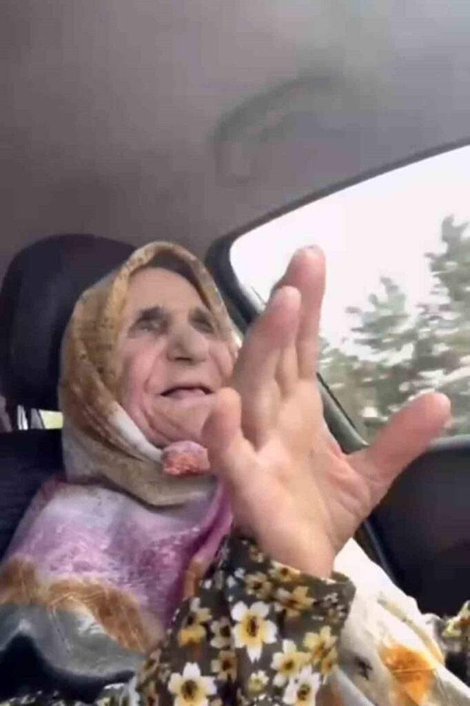 Residencia de ancianos hace realidad el sueño de un anciano: paseo en coche con música