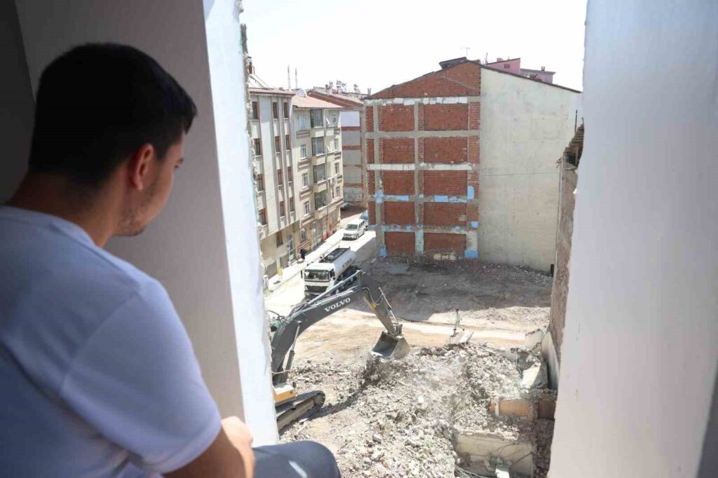 Se descubrió durante la demolición que durante 35 años, dos edificios han compartido la misma pared