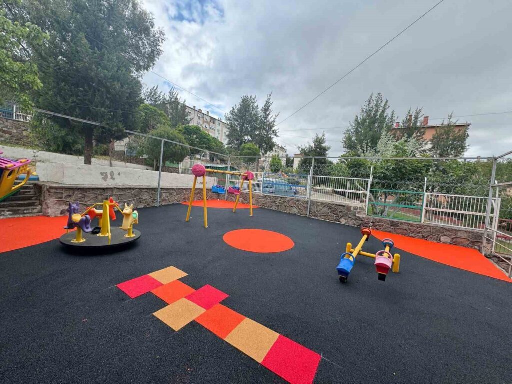 Se están reparando parques infantiles y pistas de tartán