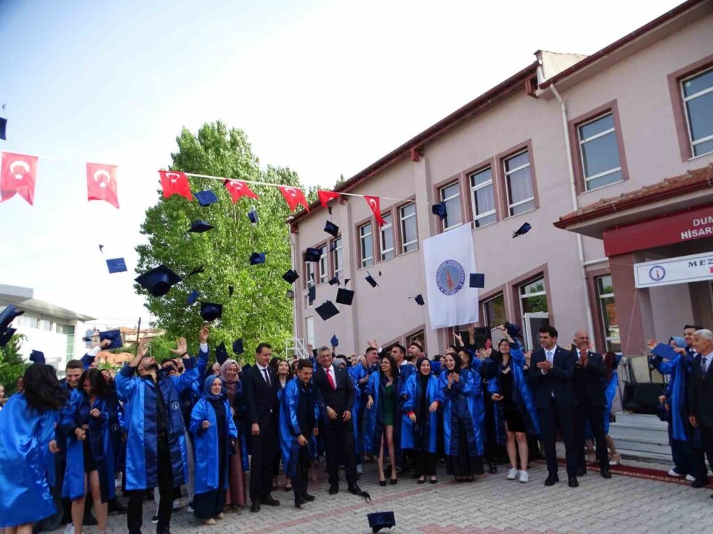 Alegría de graduación en la Escuela Superior de Hisarcık