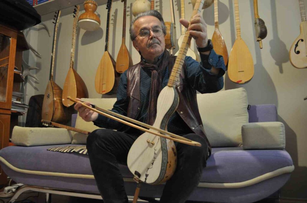 El antiguo maestro dedicó su vida de jubilación a crear instrumentos musicales únicos