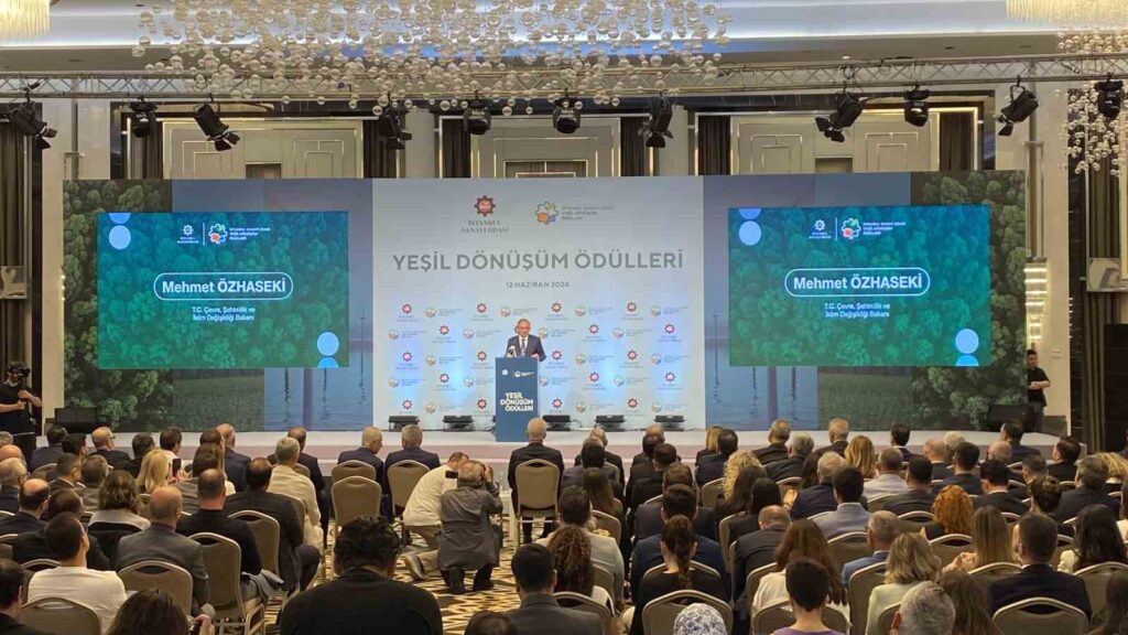 El Ministro de Medio Ambiente, Urbanismo y Cambio Climático, Mehmet Özhaseki, habló en la Ceremonia de Premiación de la Transformación Verde