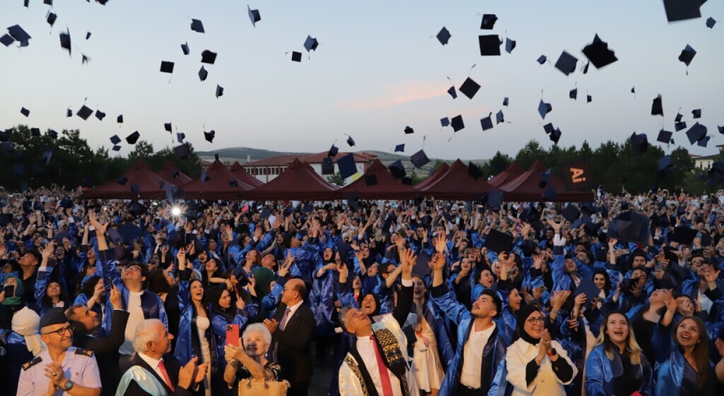 Emoción de graduación en la Universidad de Dumlupınar en Kütahya