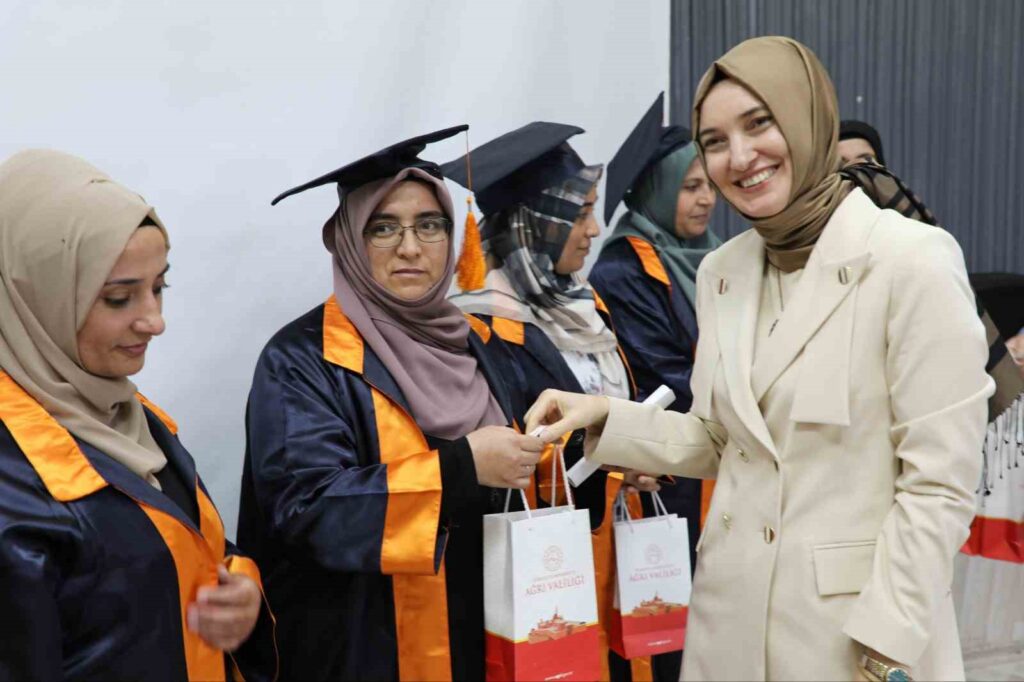 En Agri, las madres aprendieron a leer y escribir, y se celebró con una ceremonia de graduación