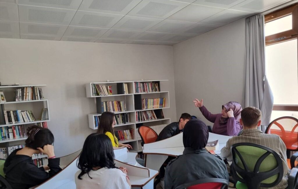 Estudiantes de la Escuela Secundaria Bayburt participando en un proyecto de eTwinning