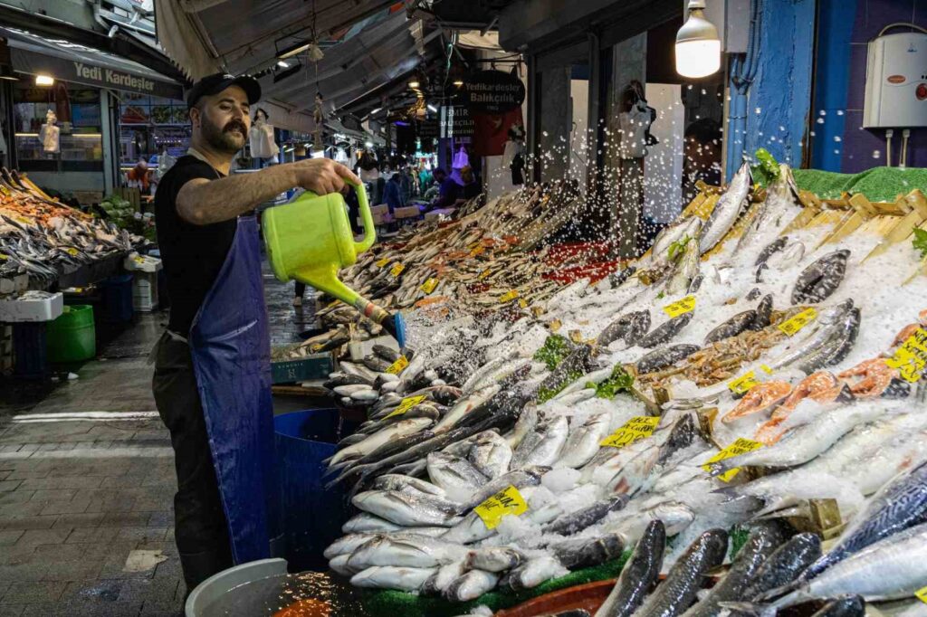 La calle donde late el corazón comercial de Izmir: la histórica calle Havra