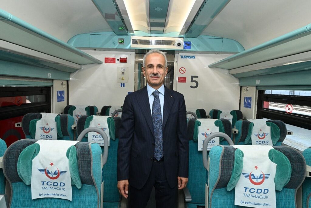 Ministro Uraloğlu: ‘En un mes se transportaron 55 mil pasajeros en la línea de tren de alta velocidad Estambul-Sivas’