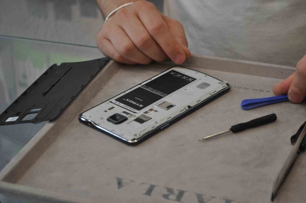 No deje su teléfono celular cargando durante mucho tiempo en climas cálidos