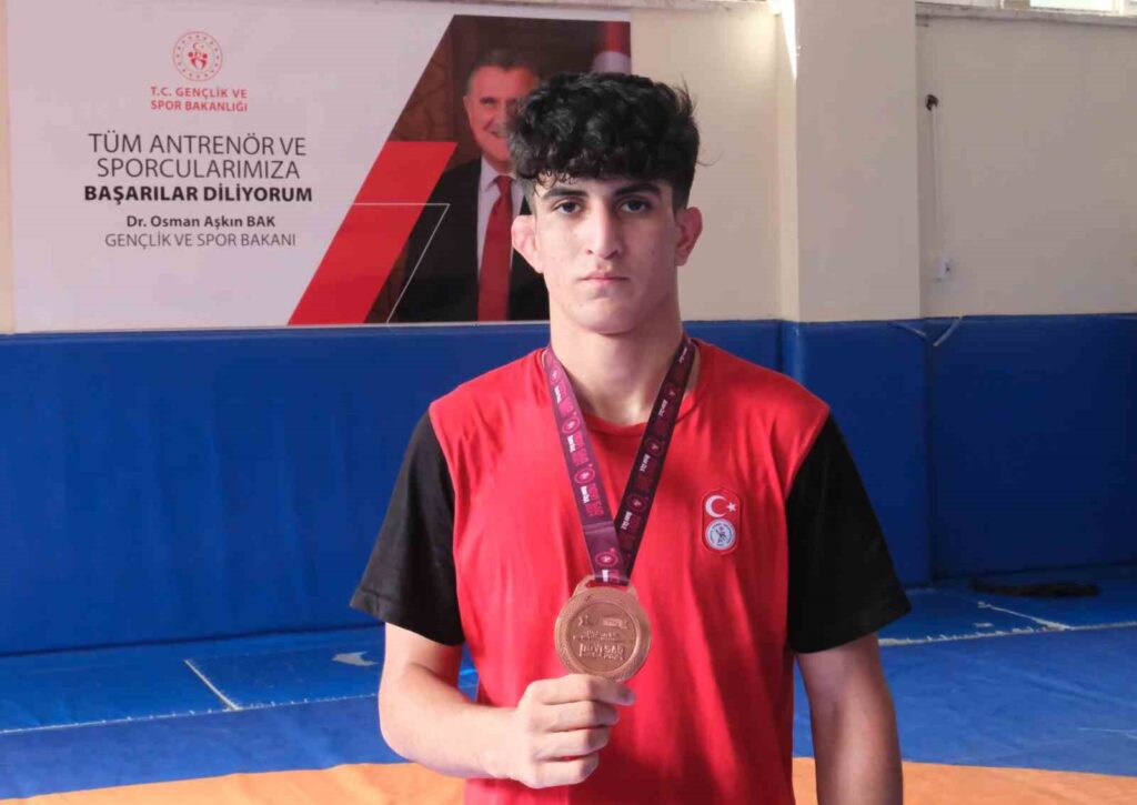 Comenzó a luchar inspirado por su abuelo y su hermano mayor, ahora su objetivo es el campeonato mundial.