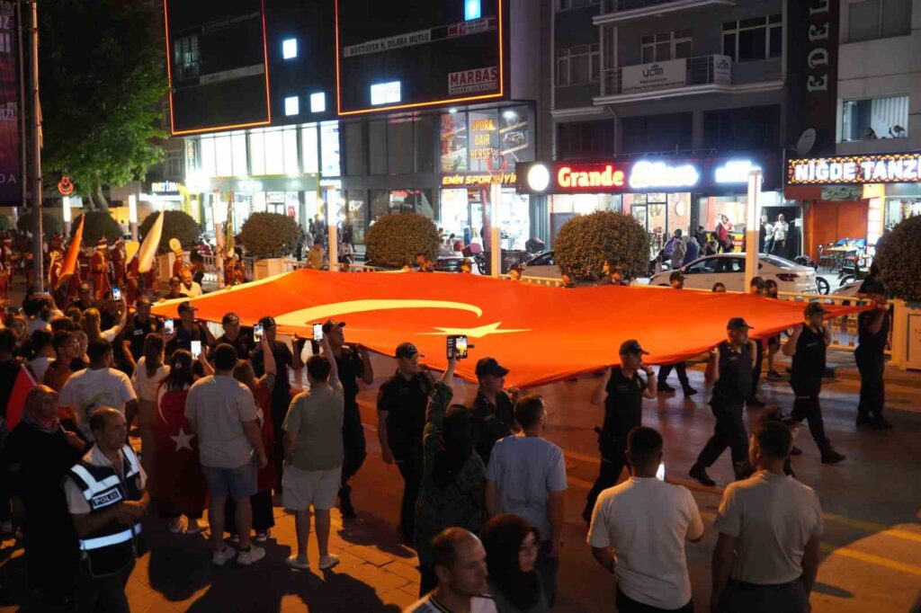 Desfile de antorchas del 15 de julio en Niğde
