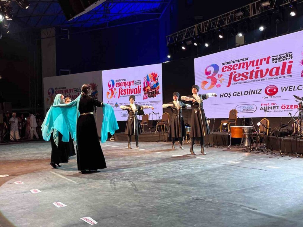 El 3er Festival Internacional de Danzas Populares, Música y Arte de Esenyurt ha comenzado.