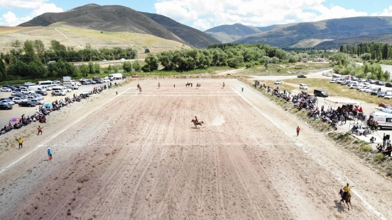 El campeonato de cirit, que fue escenario de escenas coloridas en Bayburt, fue celebrado con entusiasmo al ritmo de tambores y flautas.