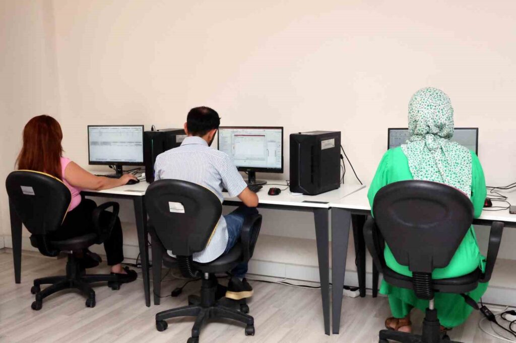 El Centro de Formación Profesional del Ayuntamiento de Akdeniz está capacitando a los jóvenes en oficios.