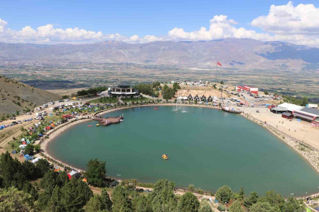 El Festival de Deportes de Naturaleza de la Montaña Ergan concluyó con imágenes coloridas.