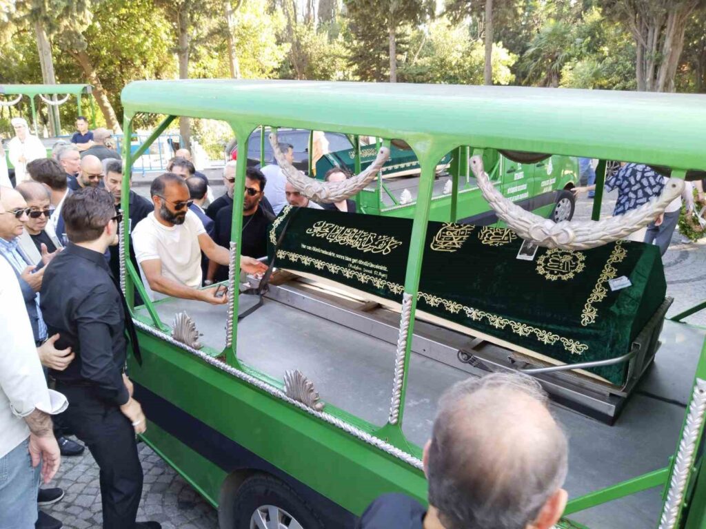 El periodista Yalçın Sönmez fue despedido en su último viaje.