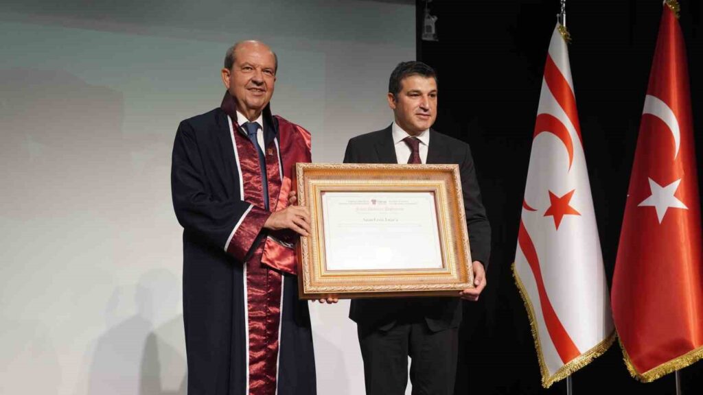 El presidente de la República Turca del Norte de Chipre, Tatar, recibe un doctorado honorario.