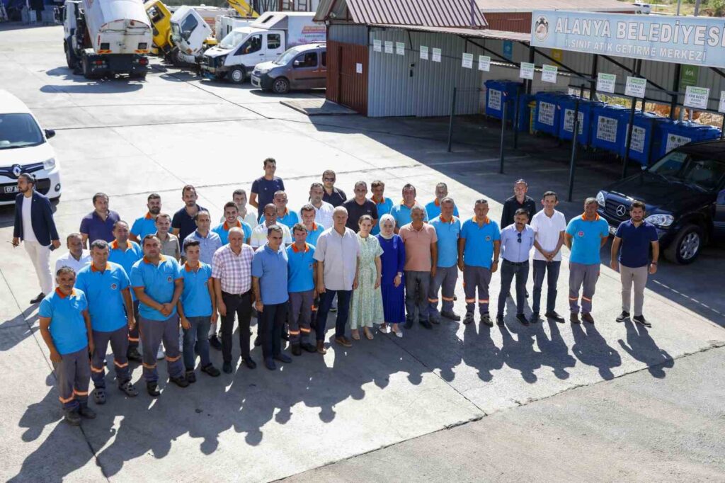 El presidente Özçelik comenzó su jornada laboral en el sitio de obras de limpieza.