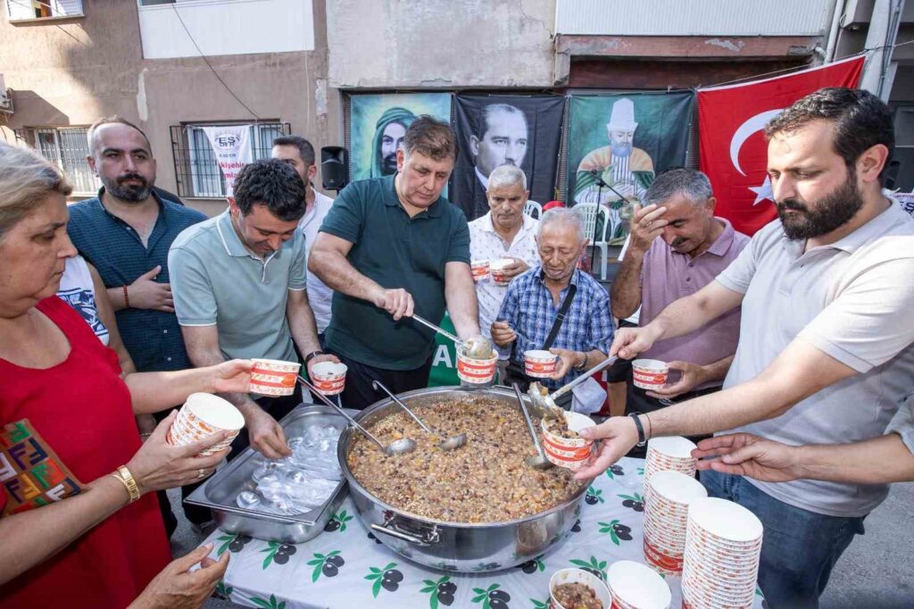 El presidente Tugay distribuyó aşure en Örnekköy.